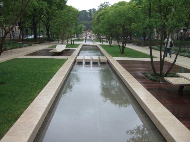 Du Grès des Pyrénées sous l'eau à Nîmes Du Grès des Pyrénées sous l'eau à Nîmes